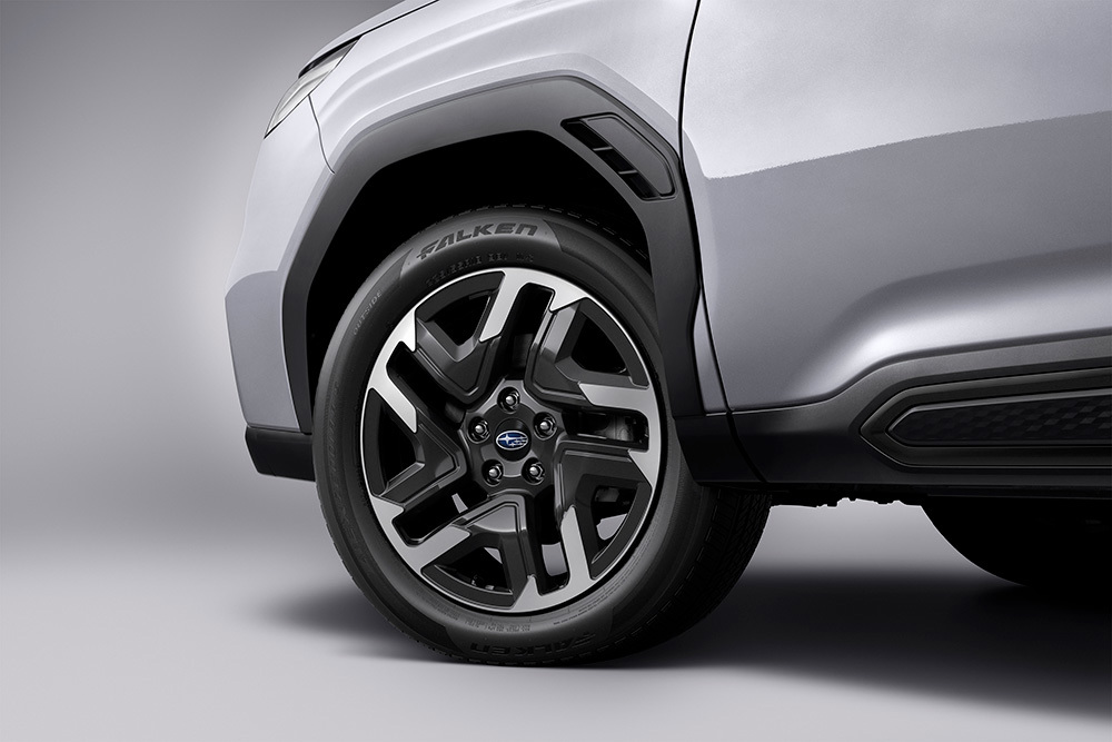 Närbild på Subarus 18-tums aluminiumfälgar.