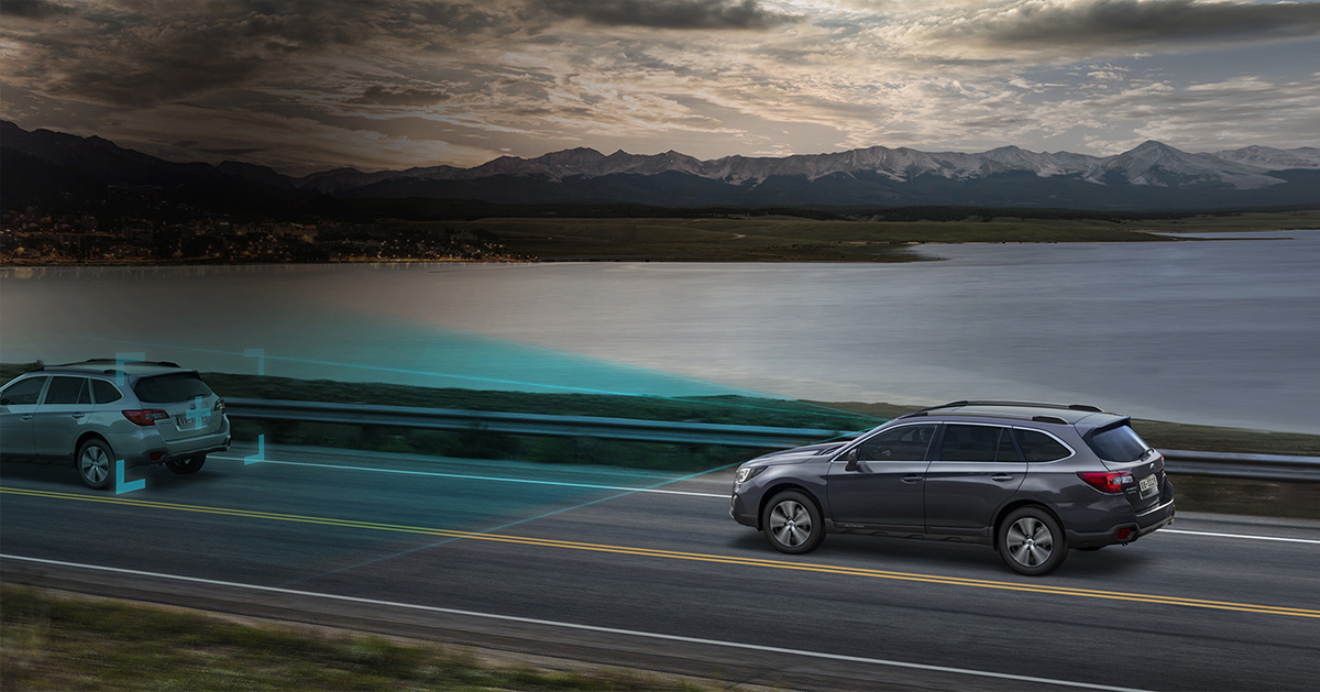 Subaru med EyeSight-förarassistans på motorväg – den blå triangeln visar hur systemets stereokameror registrerar omgivningen för ökad säkerhet, komfort och reaktionsförmåga.