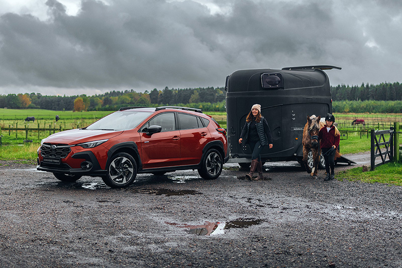 Subaru Crosstrek i lerig miljö med hästsläp – perfekt för hästägare och aktiva familjer, med fyrhjulsdrift, dragstyrka och trygghet i alla väglag.