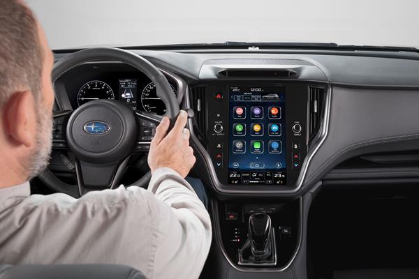 Förarmiljö i Subaru Outback med multifunktionsratt och stor pekskärm i mittkonsolen.