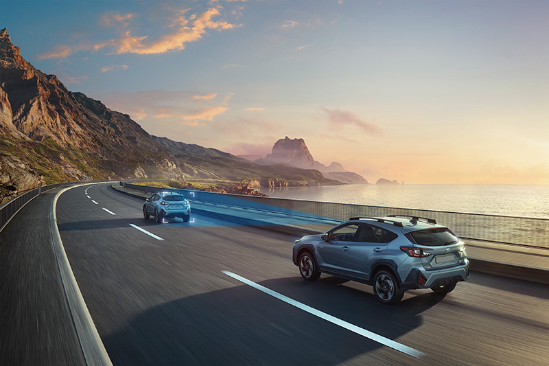 Subaru Crosstrek med EyeSight-förarassistans – blå triangel illustrerar kamerornas synfält som övervakar vägen för ökad säkerhet och trygg körning.