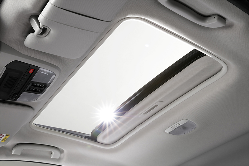 Öppen sollucka i Subaru som släpper in ljus och frisk luft i kupén.